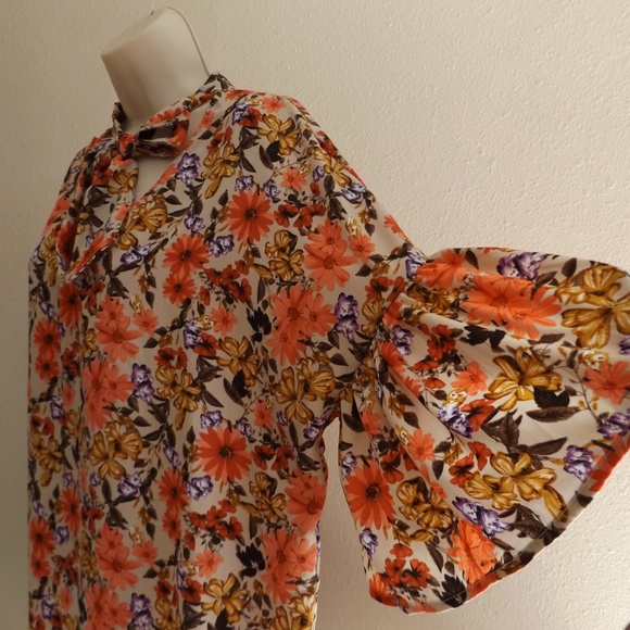 Suzanne Betro Tops - SUZANNE BETRO Floral print Tie Neck Blouse